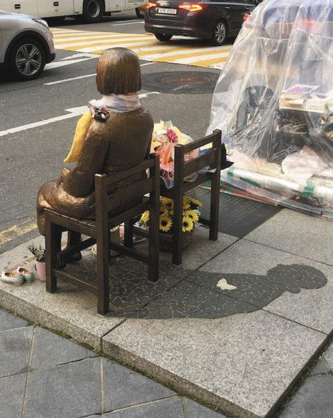 隣の椅子に座り、被害者の心を想像してほしいとつくられた像。少女から伸びる影は、老女の形をしている（ソウル市内で、著者提供）