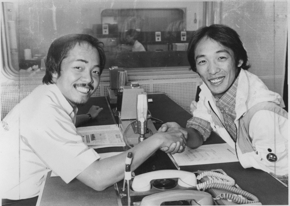 ラジオ番組でも活躍した谷村さん㊧。右はさだまさしさん＝1982年