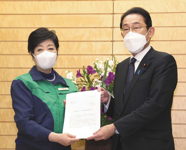 東京都の小池百合子知事（左）から要望書を受け取る岸田首相