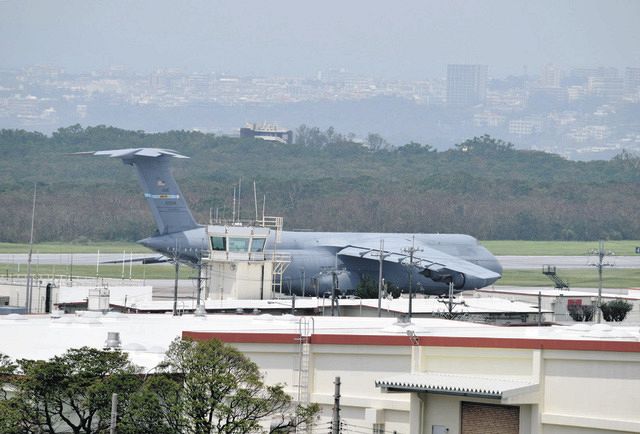 米軍普天間飛行場に駐機する大型輸送機C5ギャラクシー（宜野湾市提供）