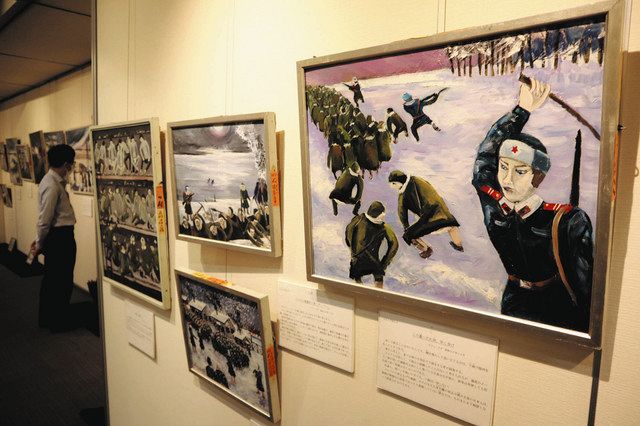 旧ソ連兵がむちをしならせる様子など８８点の体験画が展示されている会場＝千代田区で