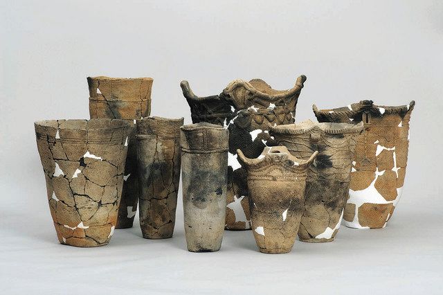 三内丸山遺跡で発掘された土器（パネル展示）　