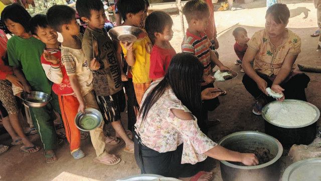 ミャンマー東部カヤ州で１１月１１日、国内避難民の子どもたちに食糧を配る支援団体の関係者ら＝マティダさん提供
