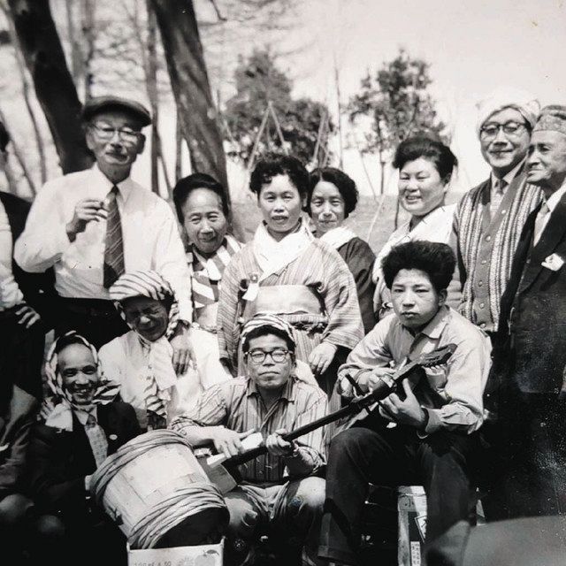 昭和３０年代の小沢千月さん（前列中央）と近所の住民。餅つきで歌っていた田島キンさん（後列左から２人目）の姿も＝小沢さん提供
