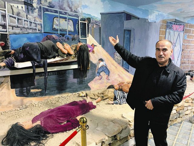 16日、イラク北東部ハラブジャの平和記念館で、化学兵器で攻撃された時の様子を伝える展示とバクティアール・アブドラ氏