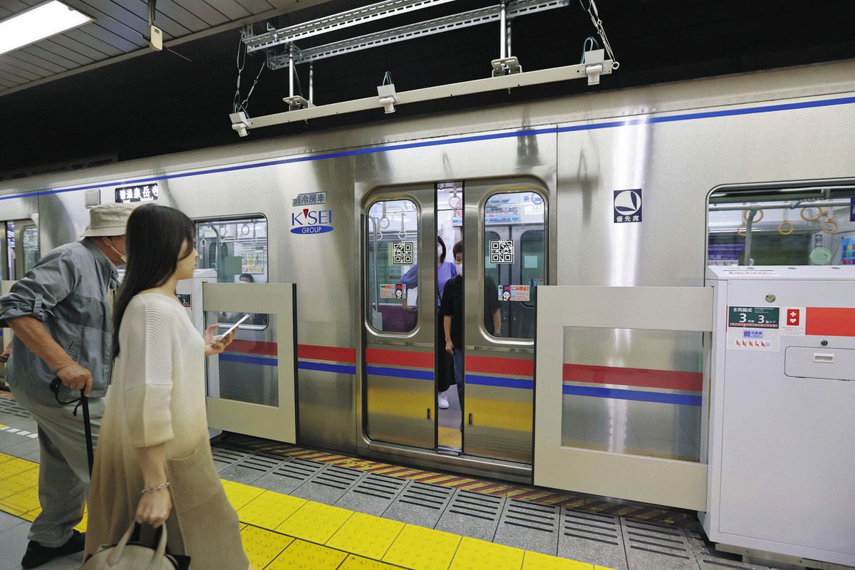 上部に吊り下げられたカメラで列車のドアのQRコードを読み取り、制御されているホームドア＝東京都品川区の都営浅草線中延駅で
