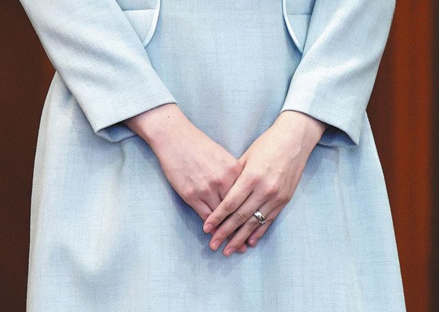 小室眞子さんの左手薬指につけられた指輪＝２６日、東京都千代田区（代表撮影）