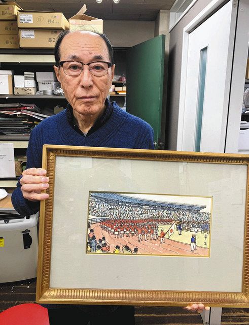東京五輪開会式を描いた山下清の作品を手にする高岡忠司さん＝本人提供
