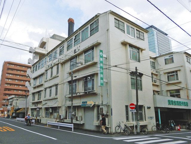 築92年で老朽化が進む賛育会病院の外来棟西館。4階部分は増築されている＝東京都墨田区で