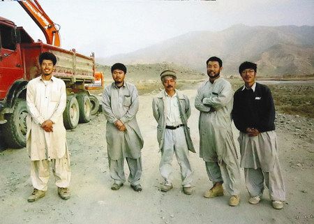アフガニスタンで活動する中村哲さん（右から３人目）と伊藤和也さん（左から２人目）＝２００４年（伊藤正之さん提供）