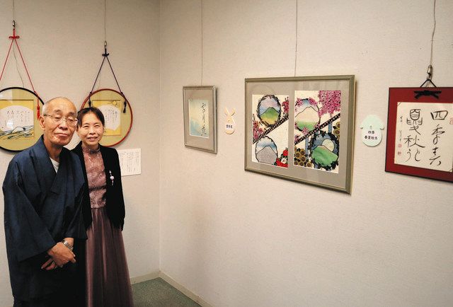 書家の前田さん（左）と切り絵作家の紫音さんの作品が並ぶ二人展＝板橋区で