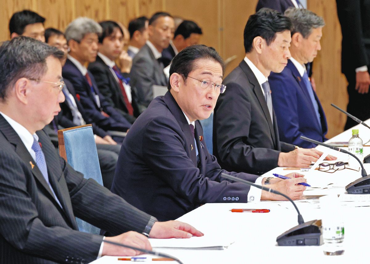 GX実行会議であいさつする岸田首相（左から2人目）＝7日、首相官邸で