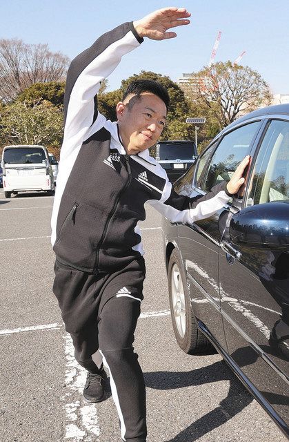 自家用車で行うストレッチを紹介する中野ジェームズ修一さん＝東京都内で
