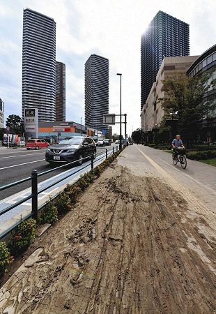 タワーマンションが立ち並ぶ武蔵小杉駅周辺。台風１９号で冠水して泥が残る＝１５日、川崎市中原区で