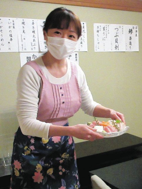 すし・うなぎ料理店「水喜」の若おかみの根岸さん。店では料理提供などを担当する