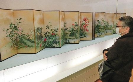 感染防止対策をとって開かれた江戸絵画展。来館者はマスクを着けて鑑賞した＝府中市で