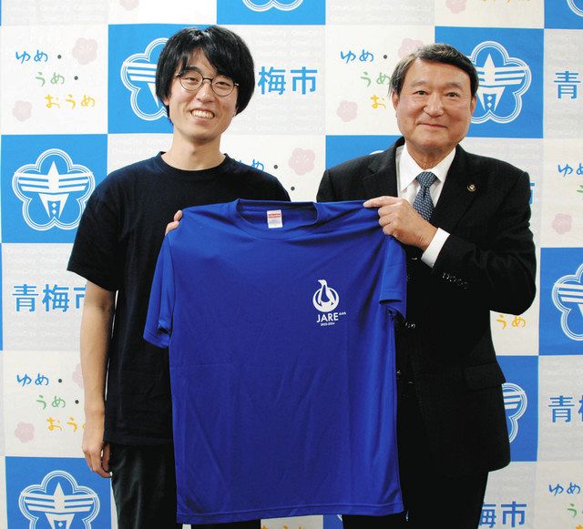 浜中市長（右）に南極行きについて報告した黒田さん＝東京都青梅市役所で