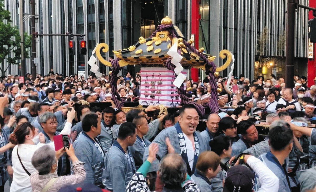 新型コロナが5類に移行し、大勢の観客が見守る中を進む浅草神社の宮みこし＝5月21日、台東区で
