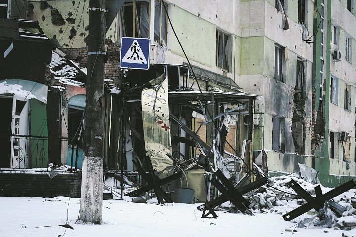 ロシアの砲撃で損壊したビル＝14日、ウクライナ東部ドネツク州バフムトで（AP）