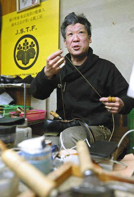 工房で作業する靴職人の橋本公宏さん＝台東区で