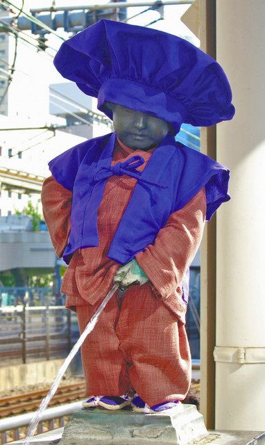 古希を記念した衣装の小便小僧＝いずれもＪＲ浜松町駅で