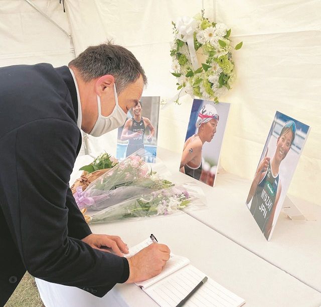 事故死した宮崎さんの死を悼み、記帳するフィリップ・セトン駐日フランス大使