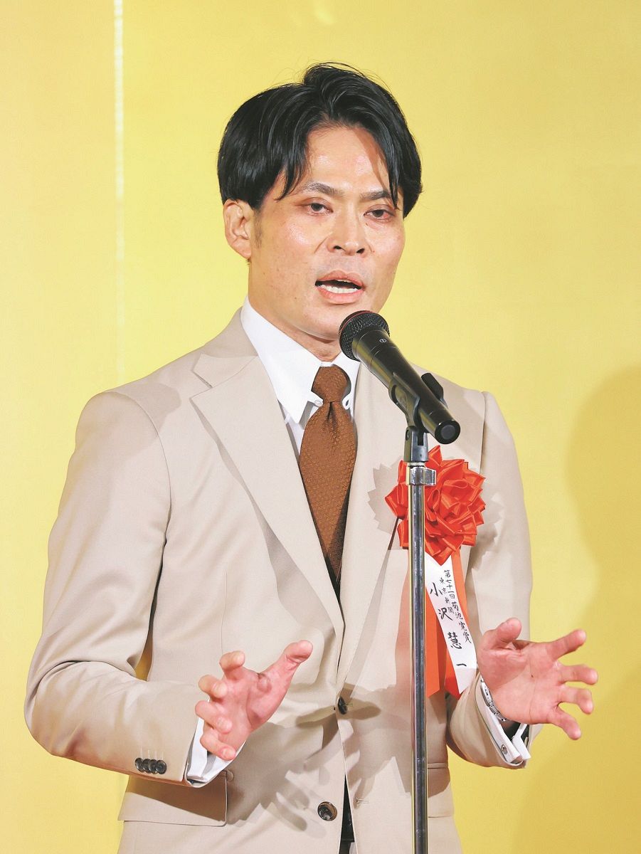 第71回菊池寛賞を受賞し、スピーチする小沢慧一記者
