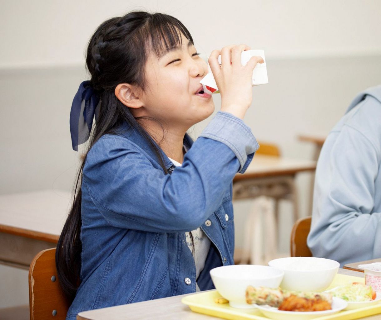 ストローを使わずに飲める学校給食用の牛乳パック＝日本製紙提供