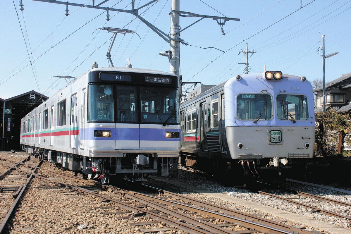 上毛電鉄が東京メトロから購入した800形（左）。右は入れ替わりに廃車となる700形＝前橋市の上毛電鉄大胡車庫で
