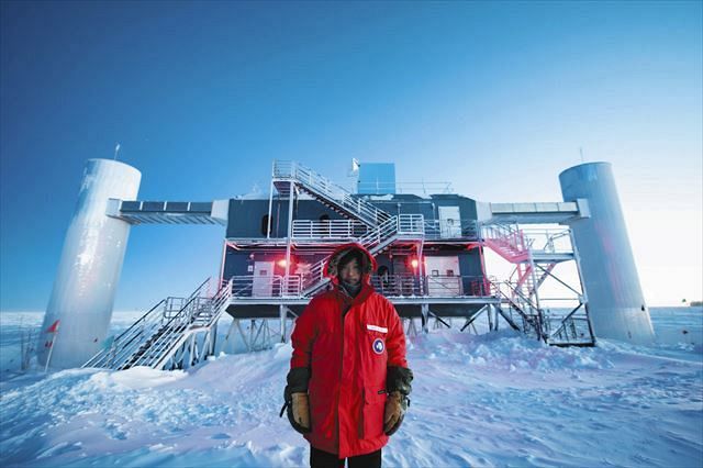 「アイスキューブ」の観測施設の前に立つ牧野友耶さん。南極点での越冬は日本人として４３年ぶり３人目という＝４月