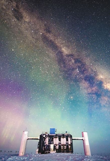 オーロラと天の川の下にそびえる世界最大のニュートリノ検出器「アイスキューブ」の観測施設。地下には１立方キロの巨大な検出器が埋まっている＝５月