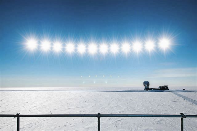 白夜の南極点で、夏の間は地平線の上にとどまり沈まない太陽＝２月２日午後１０時から３日午前２時まで２０分おきに撮影した１２枚の写真を合成