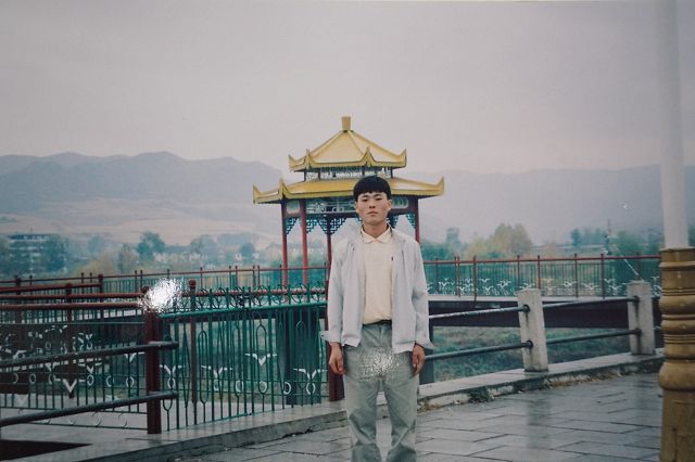 2008年、脱北直後の中国で、中朝国境の豆満江を背景に撮った写真＝キムさん提供