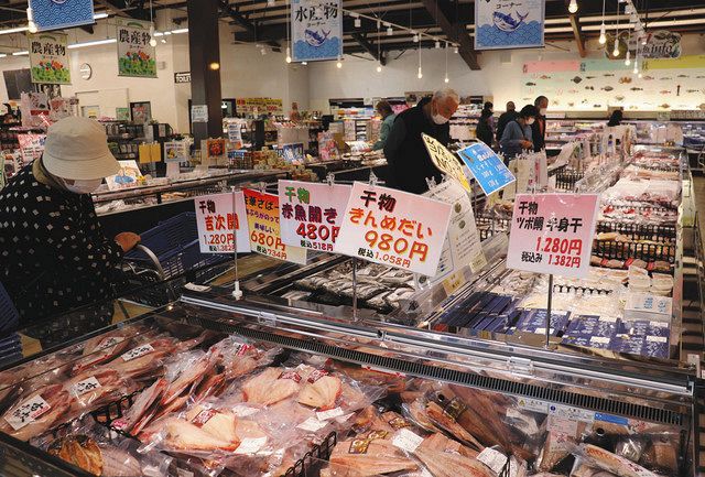 近くの漁港で水揚げされた魚や地元の野菜などが並び、週末は２０００人以上が利用する浜の駅松川浦＝１２日、福島県相馬市で