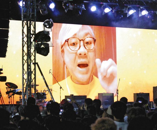 バンコク郊外で10日、タマサート大学の集会にビデオ出演し「君主制を侵害するのではなく、率直な議論を」と呼び掛けるパビン准教授=岩崎健太朗撮影
