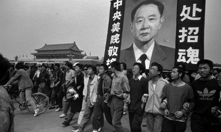 １９８９年４月、天安門広場で胡耀邦元総書記を追悼する学生ら＝劉建さん提供