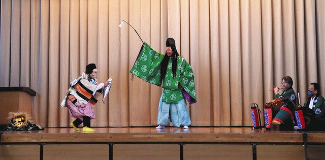 「寿獅子舞」を演じる松本社中の人たち＝荒川区提供