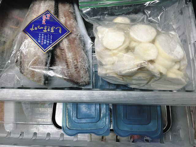 家庭の冷蔵庫で温度変化による霜が発生し、冷凍焼けが生じた食品。左は市販の冷凍食品、右はホームフリージングした里芋