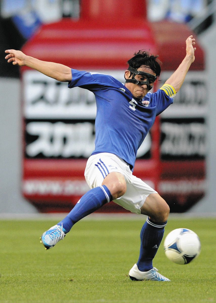 引退試合の際、フェイスマスクを付けて出場した宮本恒靖氏＝2012年、神戸ホームズスタジアムで