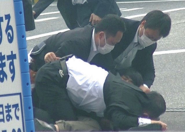 安倍元首相が銃撃された現場付近で、山上徹也容疑者を取り押さえる警察官ら＝8日、奈良市で（目撃者撮影の動画から）