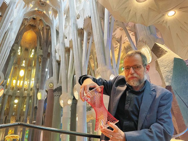ガウディが多用した双曲面の模型を手に、聖堂の構造について熱く語る９代目主任建築家のジョルディ・ファウリ