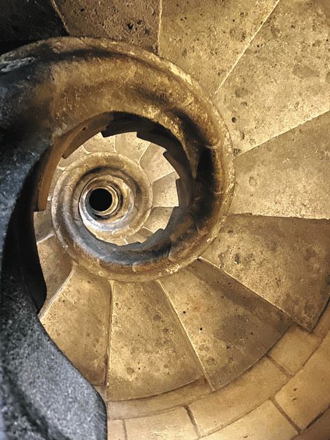 サグラダ・ファミリア聖堂の塔のらせん階段。聖堂内はガウディが好んだ幾何学模様に満ちている