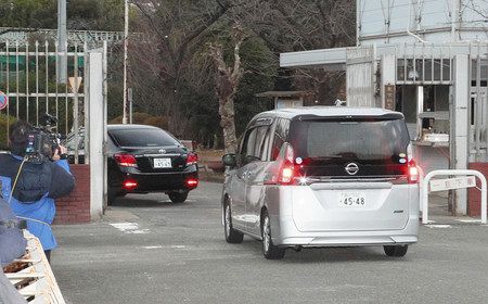 東京拘置所に入る、秋元司容疑者を乗せたとみられる車両＝２５日、東京都葛飾区小菅で