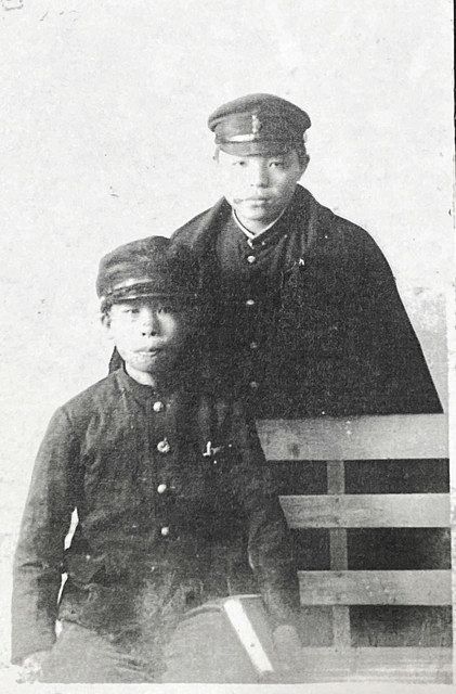 国民学校卒業後、上京前に兄と写真に写る舛谷富夫さん（左）＝舛谷さん提供