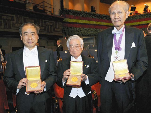 2008年12月、ノーベル賞授賞式を終え、メダルを手にする益川敏英さん（中央）、小林誠さん（左）、下村脩さん＝ストックホルム市内で