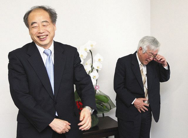 座談会で顔を合わせておどけるノーベル物理学賞受賞の小林誠さん（左）と益川敏英さん＝2008年10月10日、都内で