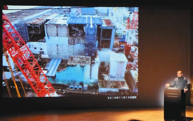 ２０１９年に開かれた２８回目のイベントでは福島第一原発で記録写真を撮り続けている写真家の西沢丞さんが講演した＝武蔵野市で