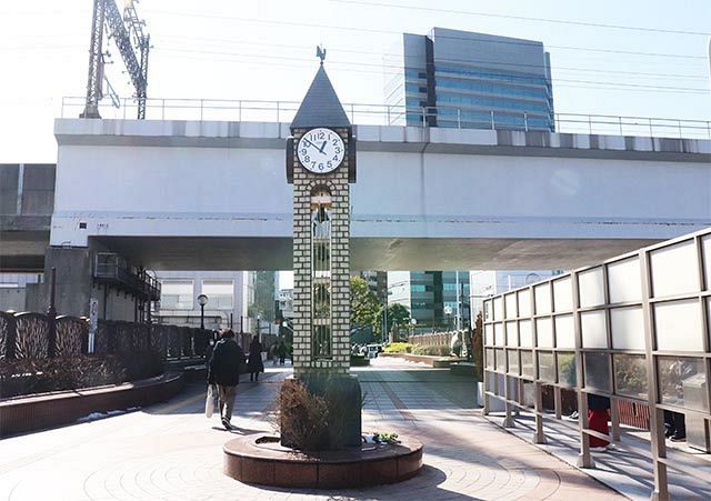 時計台や花壇もあり、広く歩きやすい新田端大橋