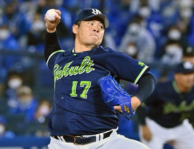 8回から4番手で登板し、1回無失点でシーズン48ホールドのプロ野球記録を達成したヤクルト・清水=17日、横浜スタジアムで(北田美和子撮影)