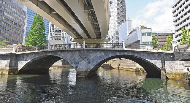 補修工事を終え建造当時の姿に復元され、10年ぶりに通行再開した常磐橋＝10日、東京都千代田区で